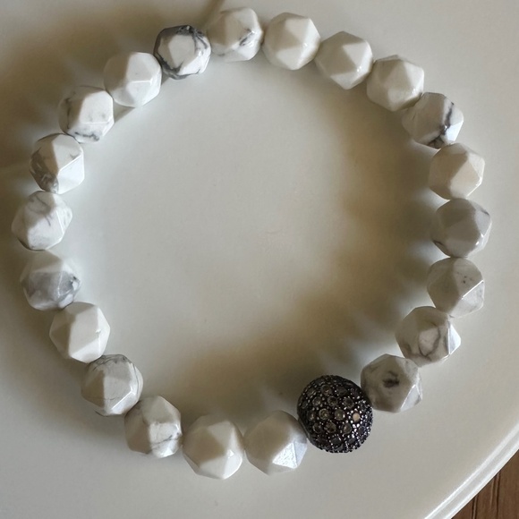 8mm Faceted Howlite Stretch Bracelet with Gunmetal Pave Spacer - Picture 5 of 6